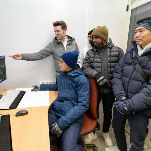 Siemens-Projektleiter Sören Meyer-Betschart (hinten) erläuterte den Verkehrsfachleuten aus Malaysia die Oberfläche des Bedienplatzes des elektronischen Stellwerks der Harzer Schmalspurbahnen. (Foto: HSB/Dirk Bahnsen)