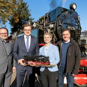 Die zusätzliche finanzielle Unterstützung des Landes Sachsen-Anhalt wurde gestern bei einem gemeinsamen Gesprächstermin bekräftigt (v.l.n.r.): Peter Panitz, Geschäftsführer der Nahverkehrsservice Sachsen-Anhalt GmbH; Sven Haller, Staatssekretär im Ministerium für Infrastruktur und Digitales des Landes Sachsen-Anhalt; Katrin Müller, Geschäftsführerin der  Harzer Schmalspurbahnen GmbH (HSB) sowie Thomas Balcerowski, Aufsichtsratsvorsitzender der HSB und Landrat des Landkreises Harz  (Foto: HSB/ Dirk Bahnsen)